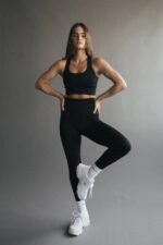 Seamless Ribbed Legging in Black - Sillvela